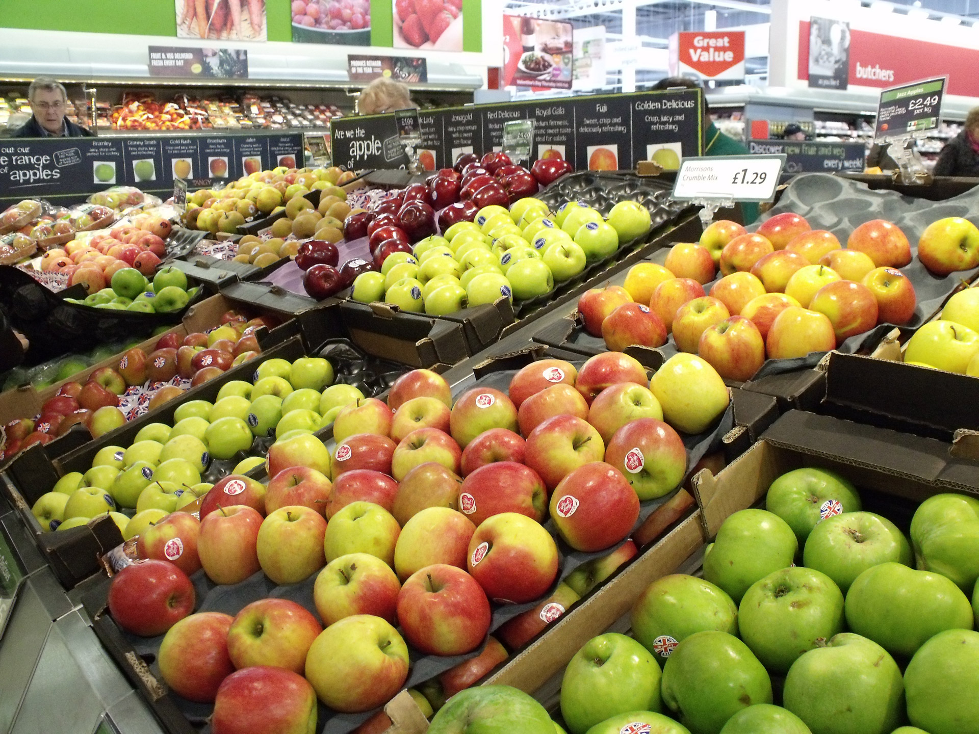 Пассаж яблоко. Яблоко магазин. Яблоки на прилавке. Супермаркет яблоко. Яблоки на рынке.